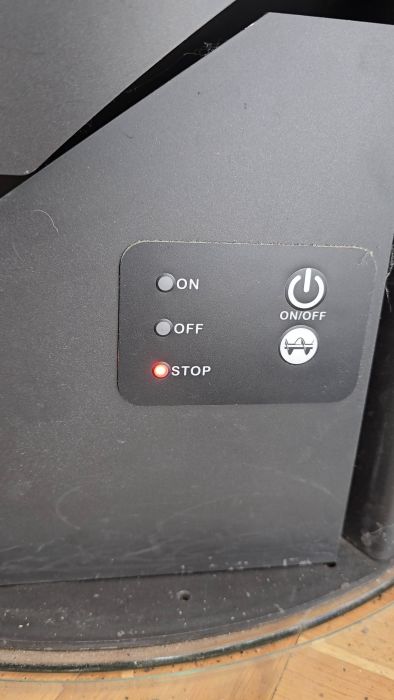 Utforska ett återkommande problem med Aduro H1 Hybridkamin där displayen växlar mellan av/på-läge och appen meddelar 'Extern skruv defekt'. Flera lösningar och kalibreringsförsök diskuteras för att åtgärda felet.