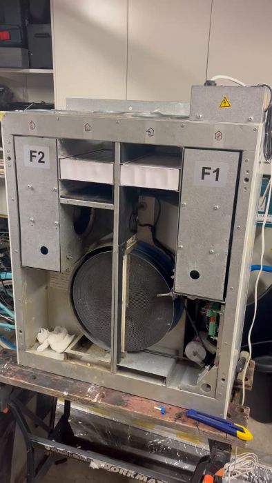 Upptäck hur du löser problemet när din Swegon FTX visar endast startläge och inte går vidare i menyn. Kolla in rätt inställning av dipswitchar enligt manualen och få tips på felsökning.