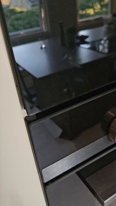 Upptäck det högfrekventa vinande ljudet från en ny Siemens gi81nsce0 integrerad frys. Ljudet, troligtvis från fläkten, uppstår när dörren är stängd. Detta klipp kan hjälpa att identifiera om det är ett vanligt problem eller ett specifikt fel.