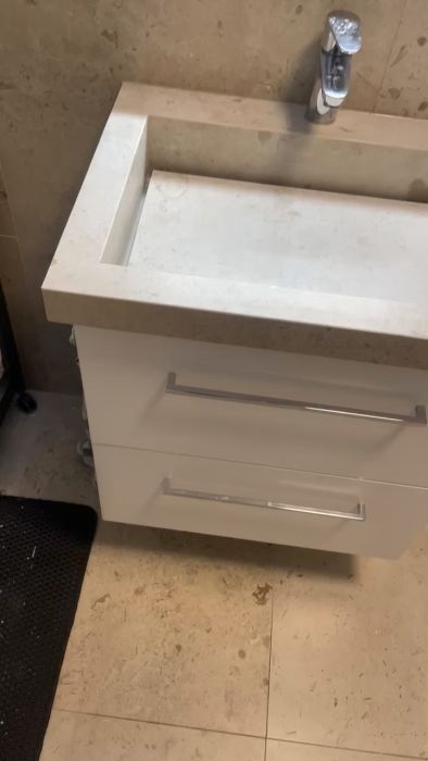 Se hur jag monterade en handbyggd vask i badrummet. Projektet slutfördes förra helgen och resultatet blev riktigt bra. Perfekt för dig som planerar ett eget badrumsbyggprojekt.