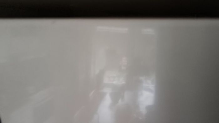 Upptäck Mieles specialknapp som minskar ljudnivån. Filmen visar knappens placering och funktion, dock med lite bakgrundsljud från en katt. Knappen är normalt avstängd men bidrar till en tystare miljö när aktiverad.