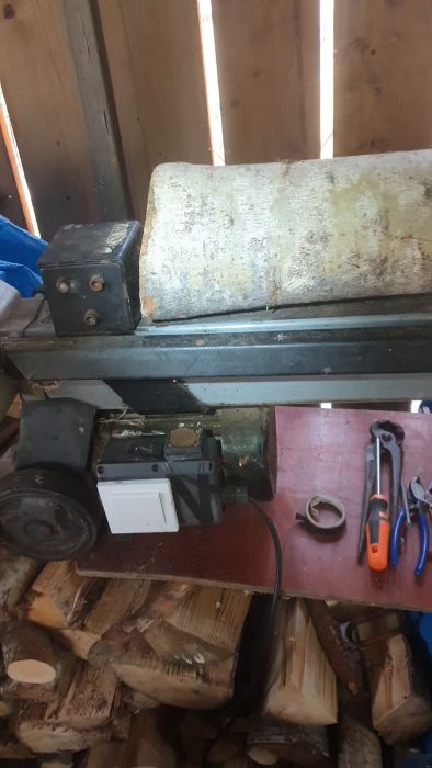 Motorn startar inte och bara brummar efter byte från 30mF till 20mF kondensator. Se filmen för detaljer och möjliga orsaker som tröghet i systemet eller otillräcklig kapacitans.