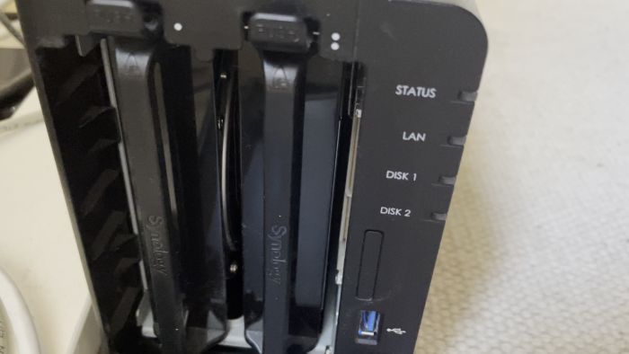 Två nya 16TB-hårddiskar för min NAS visade sig vara defekta. En uppvisar det ökända 'click-of-death' medan den andra har okända problem. Se när jag undersöker vad som kan ha gått fel under transporten.