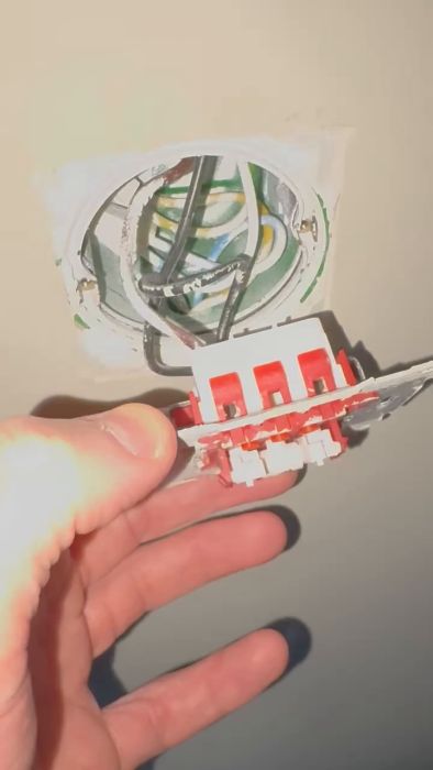 Instruktioner för att ansluta kablar till ett vägguttag. Videon visar de olika kabelfärgerna: brun, svart, jord och nolla, och förklarar korrekt installation. Perfekt för hemrenovering och förbättring av hushållens elinstallationer.