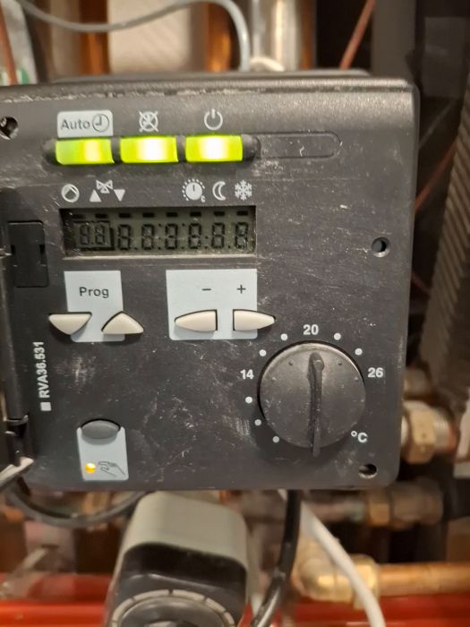 Den här videon visar inställningarna på en värmepanna, inklusive temperaturreglage och olika programalternativ. Perfekt för den som vill förstå hur man justerar enheten för optimal prestanda och effektivitet.