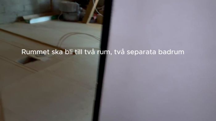Utforska renoveringsplanerna för ett hotellrum som ska delas upp i två separata rum med egna badrum. Filmen visar det förberedda utrymmet och ger en uppfattning om omfattningen av projektet som uppskattas kosta 1,5 miljoner kronor för hela renoveringen.
