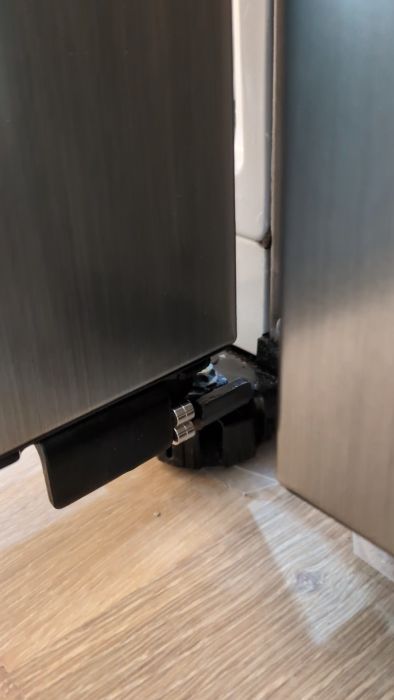 Upptäck hur du enkelt kan göra en egen dörrstopp med hjälp av några mindre magneter. Perfekt för att säkra dörrar i hemmet och skapa en praktisk lösning på ett vanligt problem. Se videon för en demonstration och tips.