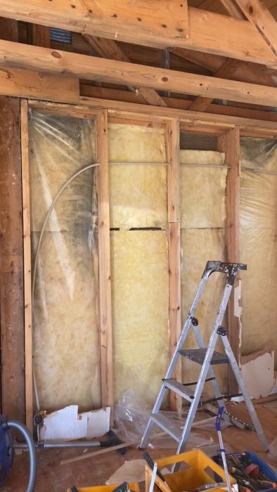 Upptäckte svart isolering och mögelangrepp i mitt innertak. Hittade även flera getingbon och otäta ångspärrar. Fuktigheten i virket varierar från 6-14%. Behöver råd om orsaker och åtgärder för att fixa problemen i konstruktionen.