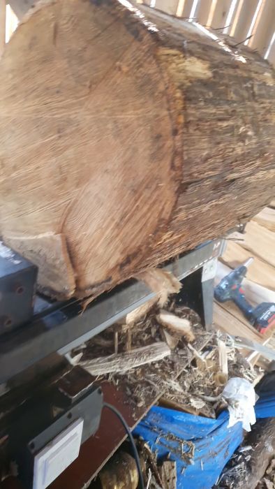 Filmen visar hur valet av kapacitans påverkar kapningsprocessen av en gammal ekstock, med fokus på startmoment och styrka. Rätt inställningar bidrar till effektivare sågning.