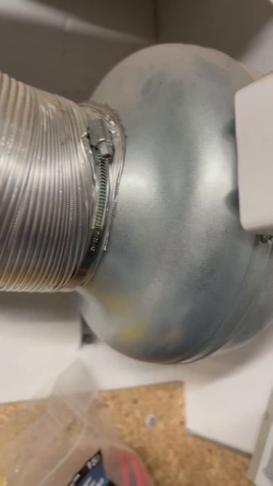 En fläkt från cirka 2010 diskuteras, som skapar sug och hörs i alla ventiler i huset. Användaren undrar om ljudet är normalt efter konstant drift och söker namnet på denna typ av fläkt.