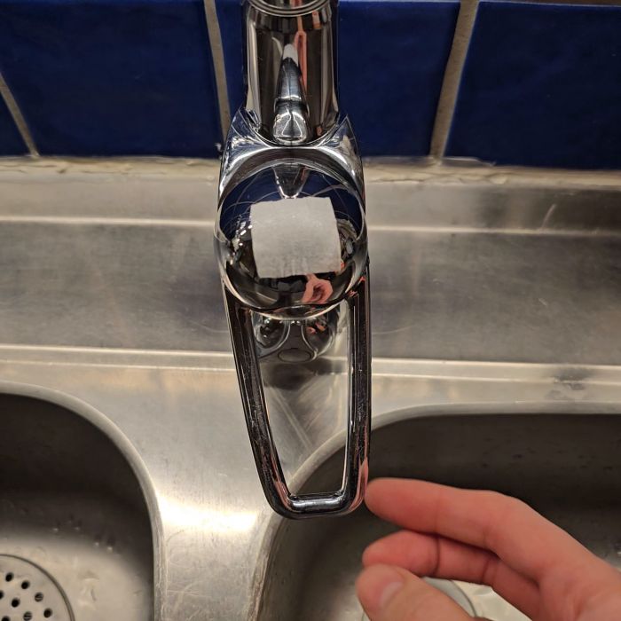 Upptäck hur du fixar en läckande kökskran där handtaget sitter löst och orsakar droppande. Få tips om hur du skruvar åt det eller om det är dags att byta ut kranen helt. Perfekt för den som vill lösa problem med sitt köksvatten.