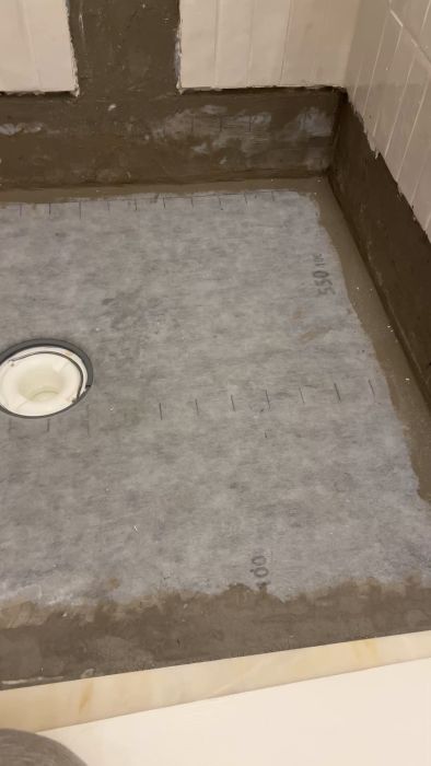 Filmen visar krackelering och blåsor i 2k-beläggning efter applicering på byggprojekt. Trots entreprenörens försäkran om korrekt utförande enligt BKR:s regler, har problem uppstått vid skarvar och kakelrad. Stenläggningen är uppskjuten tills vidare.