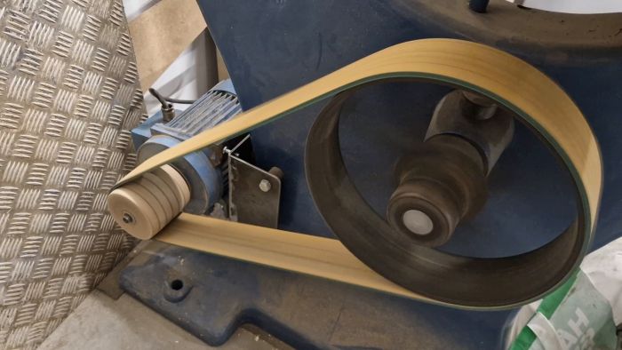 Kolla hur remmen spänns korrekt för att säkerställa optimal drift. Här visas också de återstående stegen för att få alla skydd på plats.