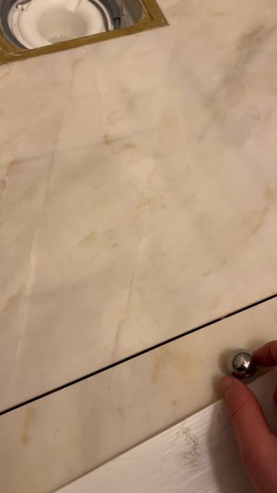 Upptäck resultatet av att lägga sten i duschen för tredje gången. Videon visar hur duschgolvet ligger ett par millimeter över resten, vilket framgår tydligt i den här genomgången.