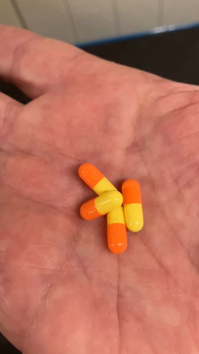 Upptäck hur man gör 'hoppande bönor' med en stålkula i en medicinkapsel. Detta konstverk var populärt på marknader i Norrland under 70-talet. Har du någonsin provat att göra sådana själv?