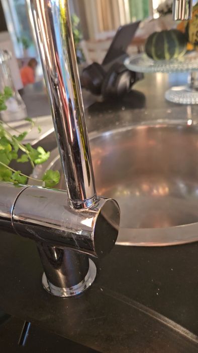 Upptäck hur du enkelt kan åtgärda en glappande och läckande vridbar vattenkran. Lär dig om möjligheten att byta ut den felande delen eller om hela blandaren måste bytas ut för att lösa problemet.