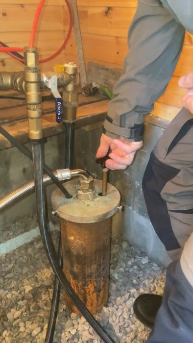 I detta filmklipp visas hur jag försöker vrida ventilen på vinterkopplingen åt både vänster och höger. Trots att ventilen är orubblig verkar vattentrycket och funktionaliteten fungera korrekt, men jag är osäker på ventilens aktuella läge.