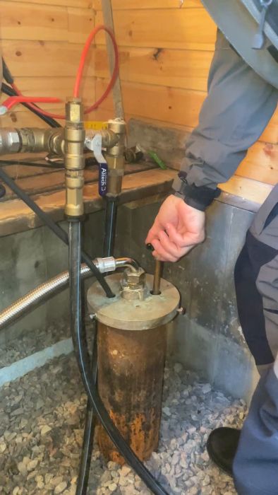 I detta filmklipp visas ett försök att vrida en orubblig vinterkopplingsventil. Trots dess motstånd verkar vattentryck och funktionalitet fungera korrekt, men det är osäkert om ventilen är i stängt eller öppet läge.