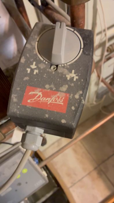 Upptäck hur du justerar en Danfoss ventil för optimal prestanda i ditt värmesystem. Denna video visar tydligt proceduren så att du kan säkerställa korrekt flöde och temperaturkontroll i dina rörinstallationer hemma.