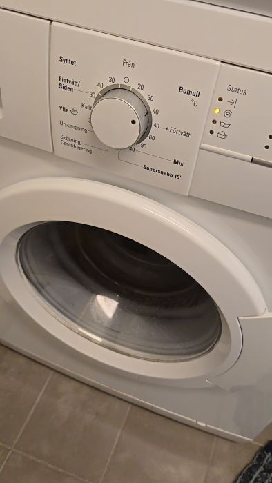 Upptäck varför tvättmaskinen skramlar under centrifugering. I denna video söker vi tips och råd för att åtgärda problemet. Kan obalans eller främmande föremål vara orsaken?