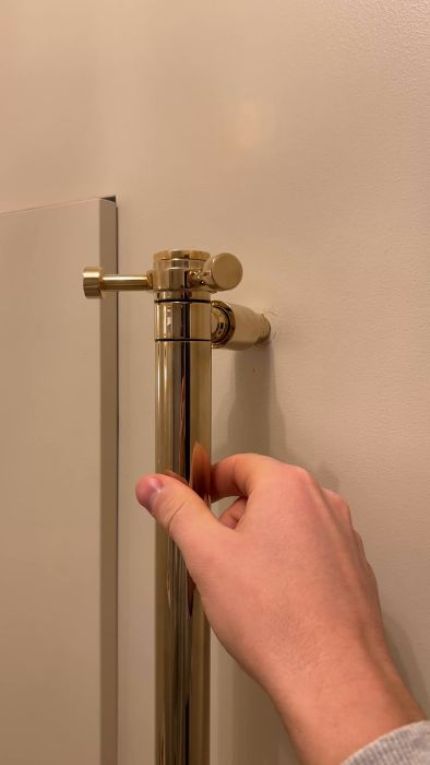 En film som visar de utmaningar som uppstått med installationen av en handdukstork i badrummet. Trots att den flyttades för att centreras sitter den nu lösare än innan. Hur kan detta åtgärdas utan att det påverkar kvalitén?