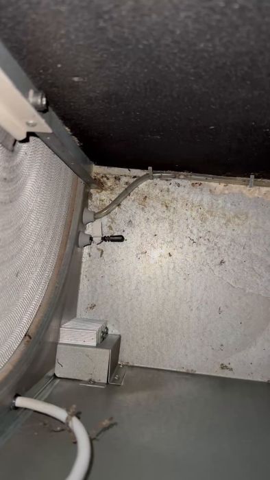 Utforska hur man kopplar in sensorer på Östberg heru 130s ventilation. Videon diskuterar var sensorerna ska placeras på aggregatet och kretskortet och deras funktioner, inklusive frågor kring en lös vakt och dess slanganslutning.