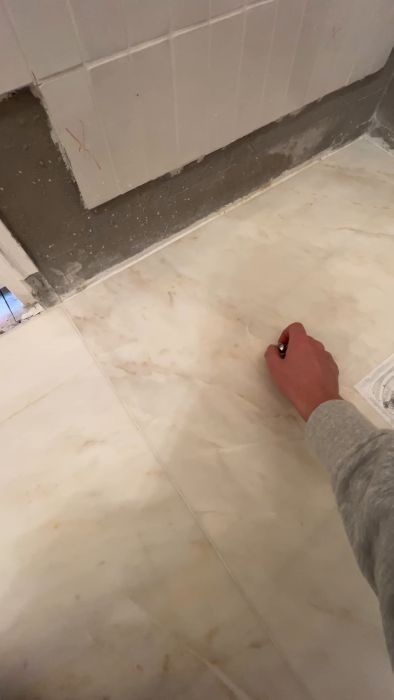 Efter slipning av marmorn upptäcktes repor och virvlar i ytan samt djupare ådring med smuts. Socklarna rundades oprofessionellt, liknande resultat av trärasp. Projektet resulterade i ett tveksamt fall och besvikelse över arbetet.