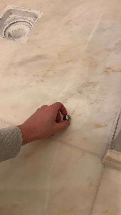 Se lördagens uppdatering efter slipning av marmor. Trots mycket städande kvarstår repor och virvlar i stenen, med tveksam lutning och smuts i ådringen. Försöken att runda socklarna med trärasp verkar ha misslyckats.