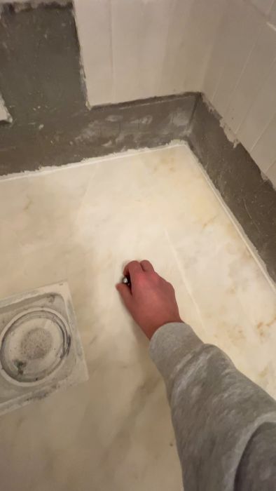 En utvärdering av lördagens marmorslipning som resulterade i repor och virvlar i stenen. Försök att runda socklarna misslyckades och djupare ådring exponerades, vilket ledde till instängd smuts. Dessutom kvarstår oregelbundet fall.