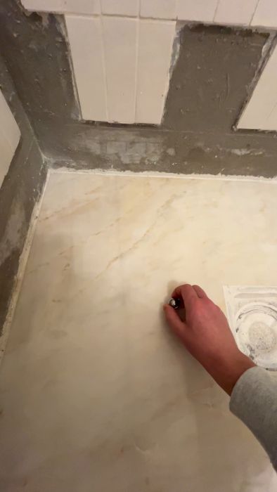 Efter slipningen av marmorn uppstod repor och virvlar, och smuts stängdes in i stenen. Försök att runda socklarna ledde till ett grovt utseende. Se videon för att förstå problemen vi stötte på under arbetet.