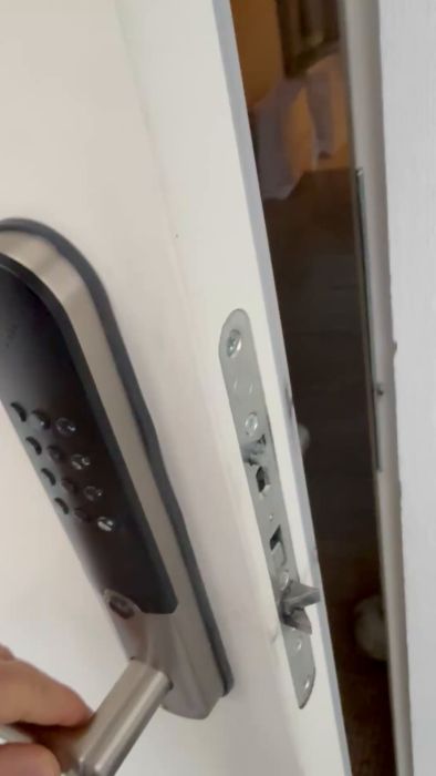 Denna video visar ett problem där dörren ibland smäller eller studsar upp vid stängning. Ibland går den igen utan problem. Titta på videon för att se om det kan vara låshuset som orsakar problemet eller något annat. Har du några idéer på lösning?