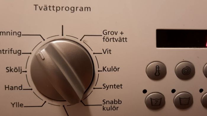 Upptäck hur tömningsprogrammet på din tvättmaskin låter. Videon visar ljudet och funktionerna på maskinen när tömningsprogrammet är igång, vilket kan vara användbart för felsökning eller allmän förståelse av maskinens olika program.