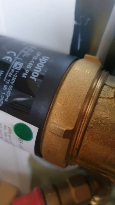 Videon visar ett konstigt ljud från en cirkulationspump i golvvärmesystemet. Ljudet påminner om en fläkt som varvar upp och ner. Pumpen har stängts av tills problemet är löst, trots att golvet tidigare varit varmt.