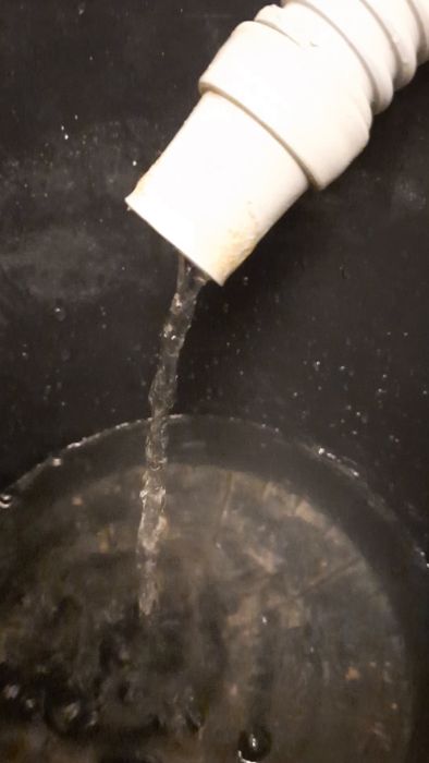 Se hur en avloppsledning pumpar ut vatten, trots hinder. Filmen visar flödet och visar att uppgiften går framåt. Perfekt för att förstå småskaliga VVS-testprocedurer.