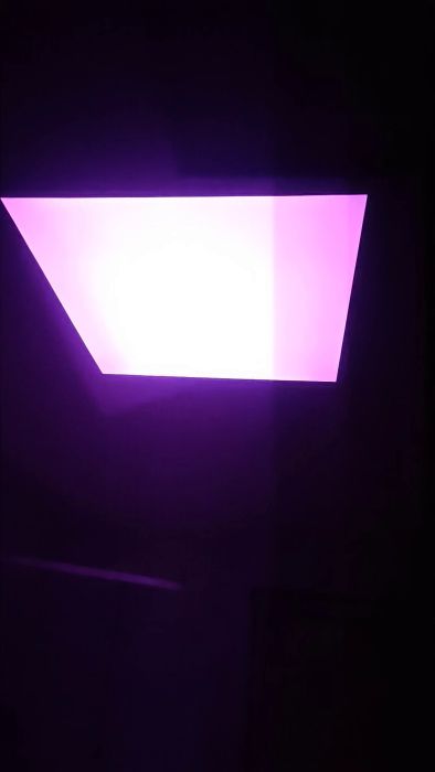 En video som visar en 60x60cm Zigbee-lampa från Lidl som blivit reklamerad. Ursprungligen köpt för 480 kr efter rabatt. Diskussion om var man kan hitta en liknande lampa som passar i ett akustiktak. Lampsystemet erbjuder olika färger, men det anses onödigt.