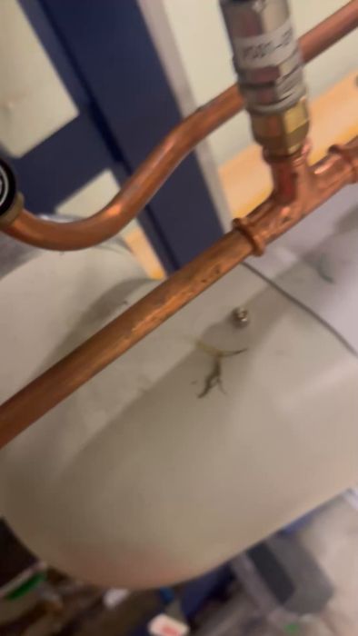 Upptäck metoder för att hantera en mindre läcka i fjärrvärmesystemet. Jag förlorar cirka 1,5 liter vatten i månaden utan synligt läckage och letar efter tips på medel som kan fyllas i radiatorn för tätning, likt gammaldags kylarcement.