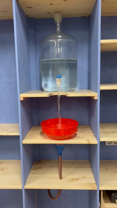 Se hur VVS-systemet installeras i det nya snickeriet. Handfatet är placerat högt för att minimera utevistelse vid ogynnsamt väder. En praktisk och humoristisk lösning som kanske lockar även de minst byggintresserade.