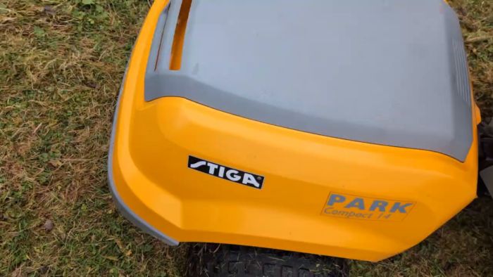 Se hur tändstiftet rengörs och ventilen kontrolleras på en Stiga Park Compact 14. Här visas steg för steg hur maskinen blir funktionsduglig igen efter rengöring och testning av tändstiftet samt hantering av avstängningsventilen.