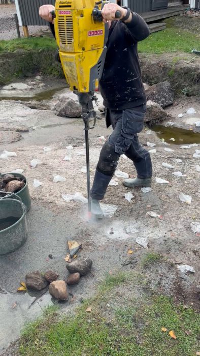 Se en utvärdering av Atlas Copco cobra combi för bergborrning. Maskinen verkar inte prestera som förväntat, med problem att rotera och blåsa ur kax ur hålen. Är detta normalt eller är något fel på maskinen?