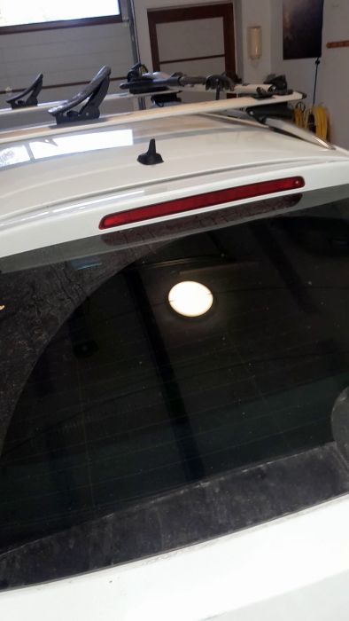 Videon visar ett problem med bagageluckan på en Skoda Superb Kombi från 2019. Luckan låser upp sig, men rör sig inte automatiskt. Användaren undrar var felsökningen ska börja och visar sitt problem i videon. Slå på ljudet för att höra de två pipen.