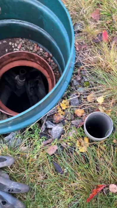 Upptäck orsakerna bakom ett gurglande köksavlopp och vattenläckage kring brunnen i ett vinterbonat sommarhus. Utforska möjliga blockeringar och åtgärder för en gråvattenbrunn som verkar ha sett sina bästa dagar. Få råd och tips för att lösa problemet.