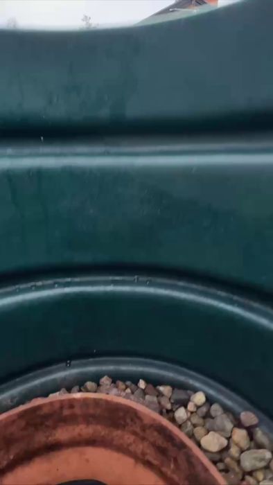 Upptäck avloppsproblem i detta vinterbonade sommarhus. Videon visar en brunn med möjliga blockeringar av sand och grus. Diskutera lösningar och få tips om gråvattenhantering och brunnsunderhåll. Är sanden en propp eller filtrering? Få insikt och råd i vår forumtråd.