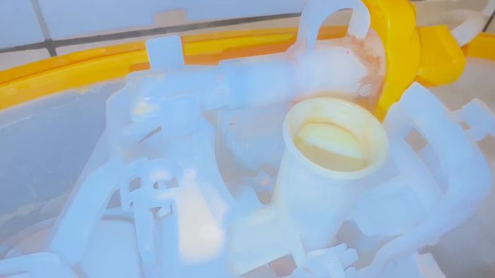 En IDO-toalett från 2004 fylls långsamt, trots rengöring av kalkavlagringar. Ägaren har undersökt tillförselslangen och misstänker problem med en gul plastdel. Cisternen fylls på 4-5 minuter, vilket anses långsamt. Kan denna del orsaka problemet?