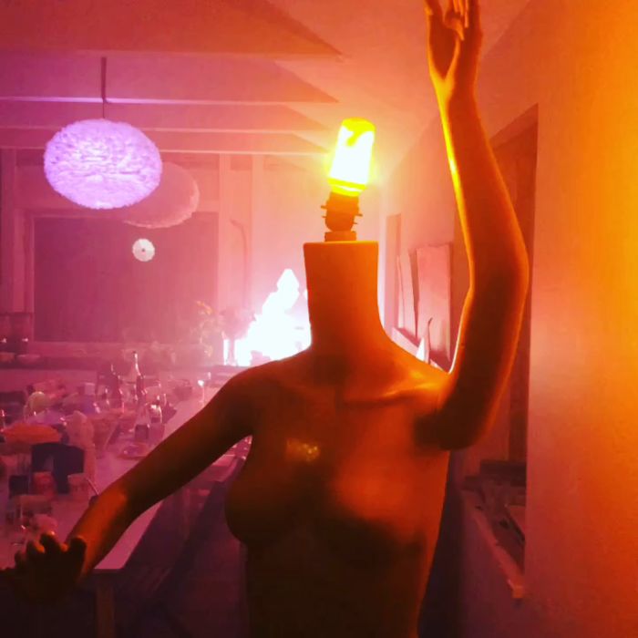 En humoristisk video som visar en unik lampinstallation där grannarna nyfiket iakttog borrandet för sladdarna. Upptäck den kreativa processen och hur slutresultatet lyser upp rummet.