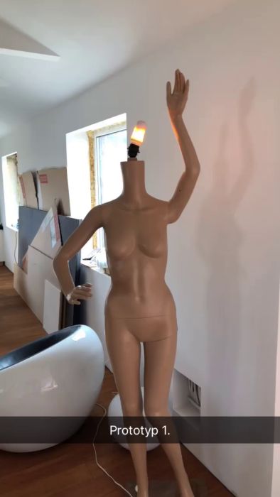 En unik lampprototyp med en uppseendeväckande ljuskälla. Se hur en mannequin blir en oväntad del av inredningen. Grannarna kunde inte låta bli att titta när projektet tog form.