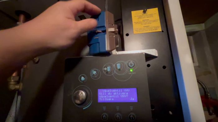 Utforska varför växelventilen inte fungerar trots att instruktionerna följs. Filmen visar test med både ställdon och fjädern samt diskuterar om ställdonet bör bytas ut mot en modernare version.