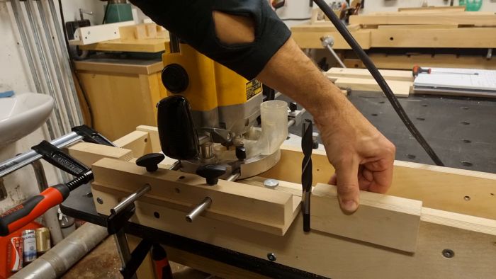 Följ med bakom kulisserna när en youtubefilm spelas in i verkstaden. Lärdomar och små problem under byggets gång visas, med fokus på detaljer och hantverksteknik.