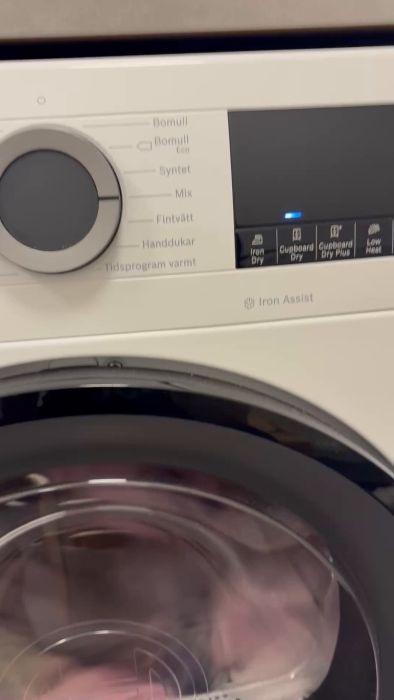 En ny Bosch torktumlare, 1-2 månader gammal, smäller när den används. Det verkar inte fungera som förväntat. Filmen visar torktumlarens display och användarens upplevelse med maskinen.