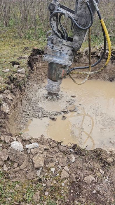 Se vår fem dagars process av att fräsa i kalksten för att förbereda groparna för Alnarps avloppslösning. Video visar ProAct slamnedbrytning, InterAct installation och pumpbrunn som pumpar till infiltrationen. Grovarbetet är nu klart.