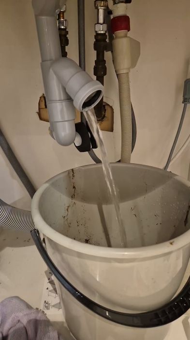 Denna film visar hur vattnet rinner från diskhon genom avloppsrören. En praktisk demonstration av rörsystemets funktion under diskbänken, perfekt för den som vill lära sig mer om husets VVS-system.